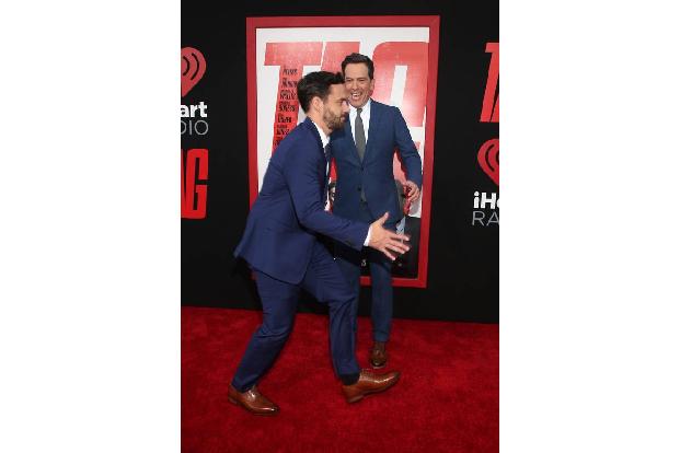 ...Jake Johnson, der zur großen Begeisterung seines Co-Stars Ed Helms auf dem Red Carpet weiter Fangen spielte. Doch jetzt, ...