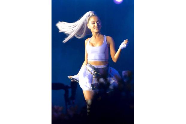 Ariana Grande hat einen neuen Freund! Comedian Pete Davidson ließ sich zu diesem Anlass gleich zwei Tattoos stechen: hinter ... Ariana Grande hat einen neuen Freund! Comedian Pete Davidson ließ sich zu diesem Anlass gleich zwei Tattoos stechen: hinter ...