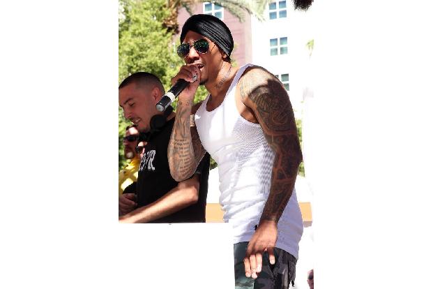 ...Nick Cannon nach der Trennung von Mariah Carey machen, denn auf seinem Oberkörper stand in Großbuchstaben 'Mariah'. Was l...