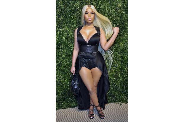 ...Schwarz, als sie im vergangenen Jahr den CFDA Fashion Fund Awards in New York City beiwohnte. Ihre blonde Wallemähne pass...