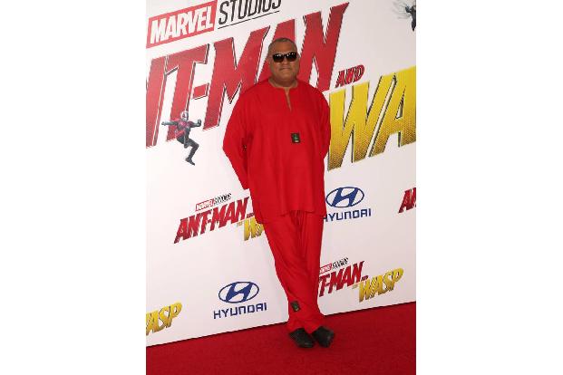 ...Superstar Laurence Fishburne hin - niemand wirkt so gechillt auf einem roten Teppich, wie der 56-Jährige! Aber wen wunder...