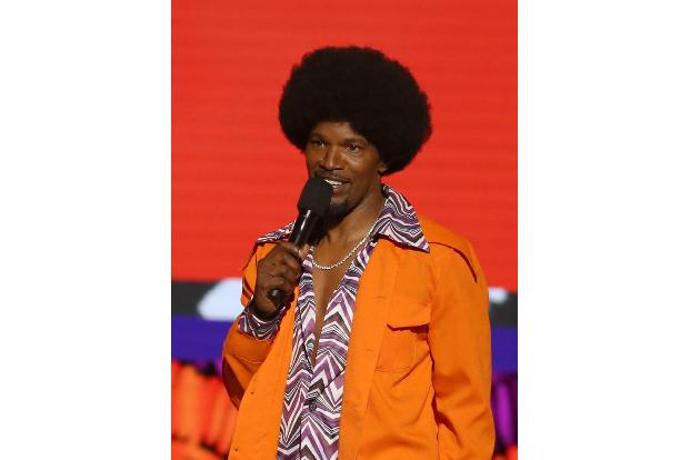...Jamie Foxx und seine Kollegen aus. Gewürdigt werden dabei in jedem Jahr Entertainer und Sportler. Jamie moderierte das Ev...