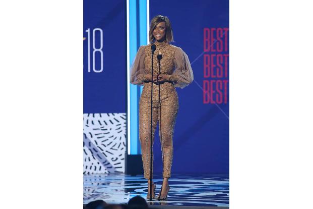 ...Tyra Banks nicht, denn sie war nicht nominiert. Stattdessen unterstützte sie Jamie Foxx auf der Bühne und gab in einem or...