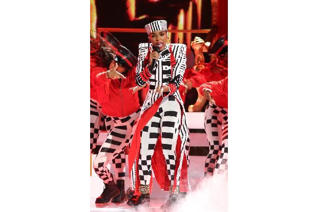 ...Janelle Monae, die mit 'Django Jane' und 'I Like That' gleich zwei ihrer Songs zum Besten gab und eine quietschbunte Bühn...