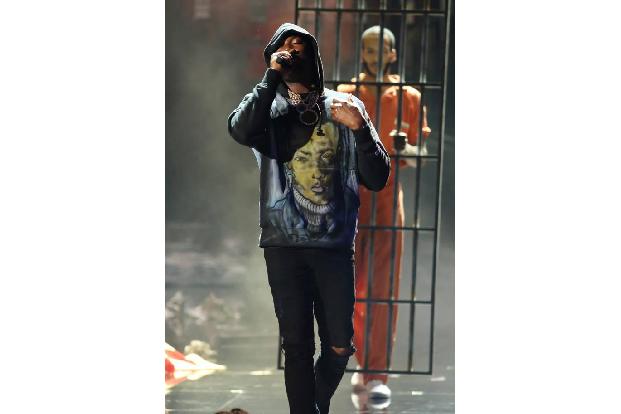 ...XXXTentacion. Der Rapper war nur wenige Tage zuvor auf tragische Weise ums Leben gekommen, als er einem Schützen zum Opfe...