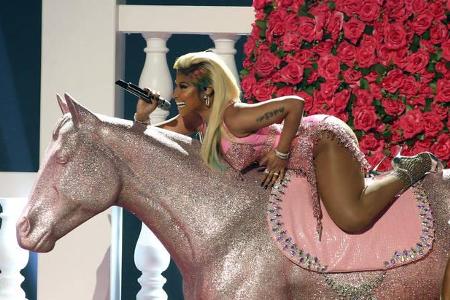 ...'Chun-Li' und 'Rich Sex' zu intonieren, sondern sorgten ihre Posen und vor allem ihre Outfits auch für reichlich Aufsehen...