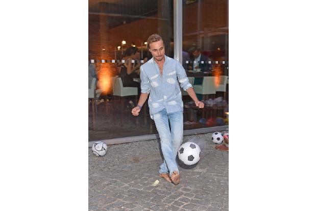 ...seine sportlichen Fähigkeiten unter Beweis zu stellen, wie Constantin von Jascheroff es tat, indem er ein paar Bälle durc...