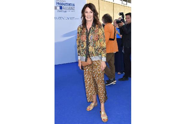 ...Iris Berben mit einem kunterbunten Zweiteiler das vielleicht gewagteste Outfit des ganzen Events trug. So konnte man sie ...