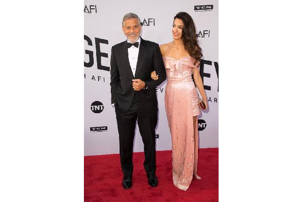 ...heißt George Clooney - und der erschien überglücklich an der Seite seiner Ehefrau Amal auf dem Event im Dolby Theater in ...