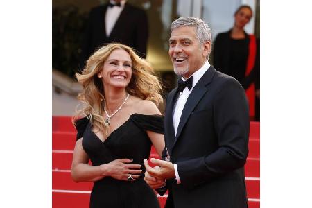 ...blieb: Ursprünglich hätte Georges enge Freundin Julia Roberts ihm den Preis übergeben sollen. Leider musste sie ihr Komme...