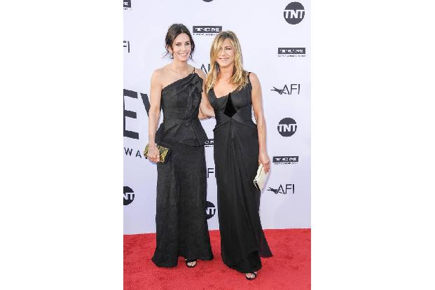 ...Jennifer Aniston und Courteney Cox verzauberten den roten Teppich im Doppelpack und witzelten darüber, dass ihre Serie 'F...