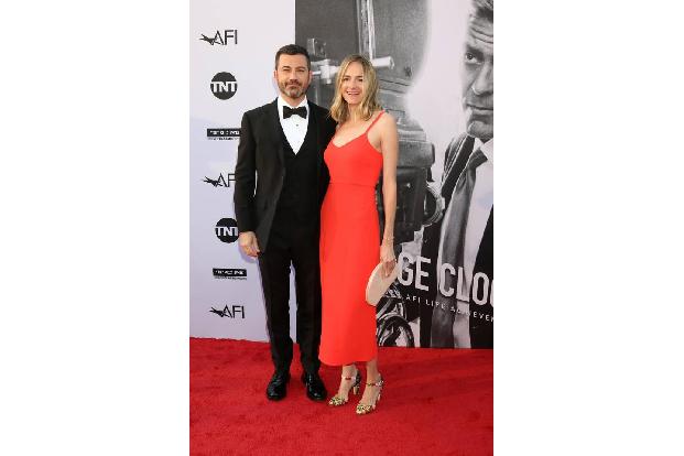 ...Jimmy Kimmel erschien mit seiner Frau Molly McNearney und scherzte in seiner Rede: 