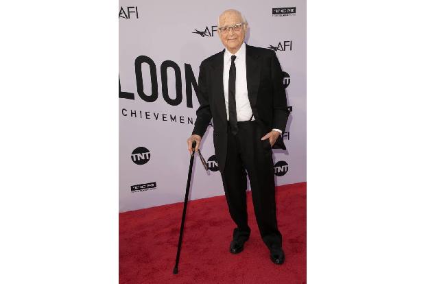 ...der 95-jährige TV-Produzent Norman Lear bestgelaunt in Los Angeles. George und Norman sind seit Jahren befreundet, Cloone...