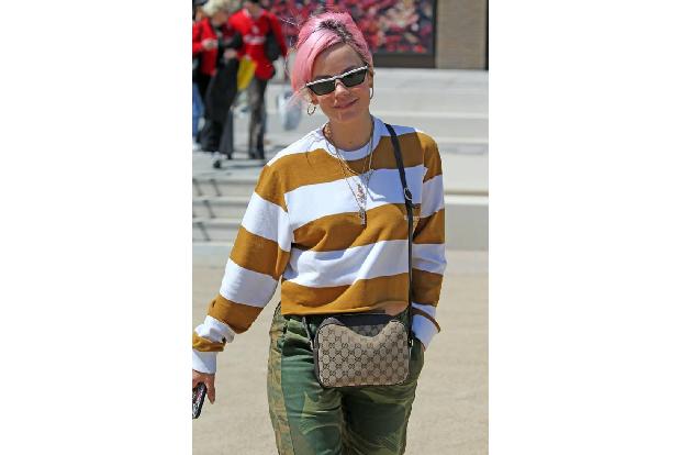 ...steht bei Sängerin Lily Allen ganz oben auf der Liste. Sie reiste persönlich in ein Flüchtlingscamp in Calais, um mit anz...