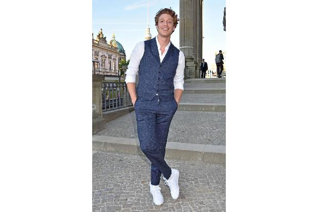 ...Daniel Donskoy, der gleichzeitig lässig und doch elegant war, indem er auf eine blaue Weste und Hose setzte, kombiniert m...