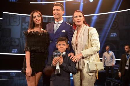 …Georgina Rodriguez hat das geschafft, wovon sicherlich viele Frauen geträumt haben: Sie hat den wohl begehrtesten Kicker Cr...