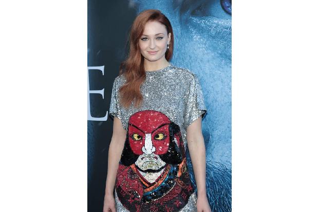 ...privat läuft es bei Sophie Turner alias Sansa Stark. Seit Oktober 2017 ist sie mit dem Musiker Joe Jonas verlobt und im S...