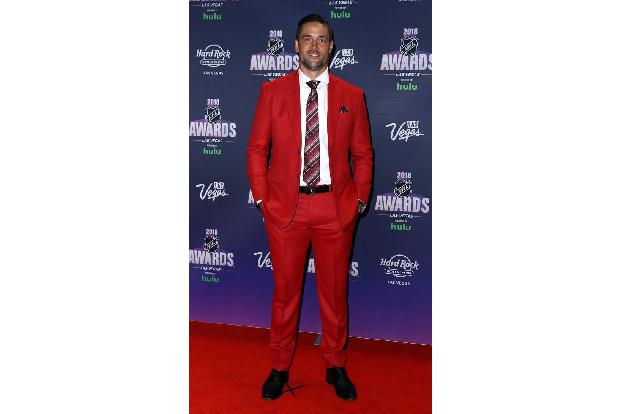 ...brachte Deryk Engelland von den Vegas Golden Knights - dieser rote Anzug steht ihm hervorragend. Der Sportler und seine F...