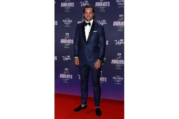 ...Victor Hedman von den Tampa Bay Lightnings, der am Mittwoch zum besten Verteidiger gekürt wurde. Am 23. Juli 2017 heirate...