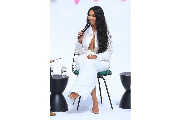Kim Kardashian soll ihrem Mann gedroht haben, Details aus ihrem Eheleben gefälligst geheim zu halten. Denn Rapper Kanye West... Kim Kardashian soll ihrem Mann gedroht haben, Details aus ihrem Eheleben gefälligst geheim zu halten. Denn Rapper Kanye West...