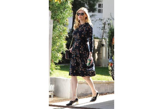 ...verzichtet Kirsten nicht, wenn sie vor die Haustür tritt. Hier sieht man sie in süßen Pumps und Kleid mit Blümchen-Muster...