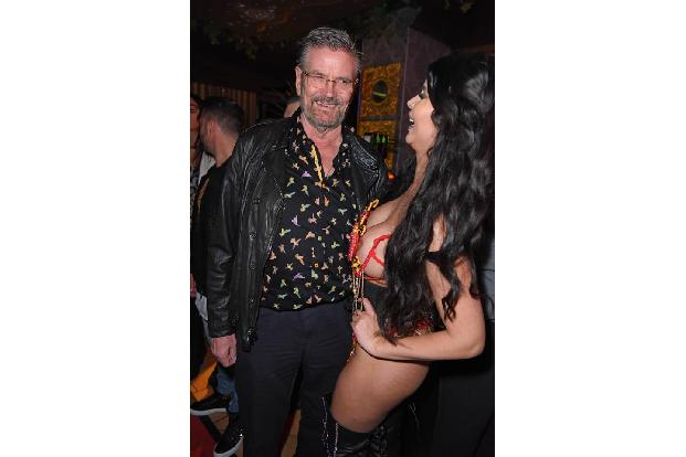 ...Günther Klum, Heidis Vater und Manager, teilen. Ob er auf diesem Bild gerade überlegt, Micaela Schäfer doch noch in seine...