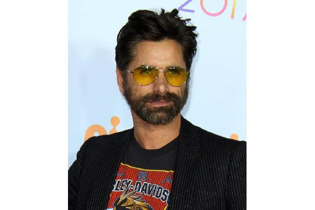 ...hatte es John Stamos zu tun: Ein Duo drohte mit der Veröffentlichung von freizügigen Bildern des TV-Stars, sollte der nic...