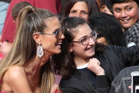 ...nahm sich Heidi viel Zeit. Sie posierte auch freudestrahlend mit den Fans, die extra zum Season Kickoff nach Pasadena in ...