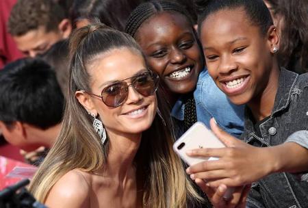...Lächeln da - fertig war das perfekte Event. Na ja, zumindest fast! Denn Heidi Klum gibt keine One-Woman-Show bei 'America...