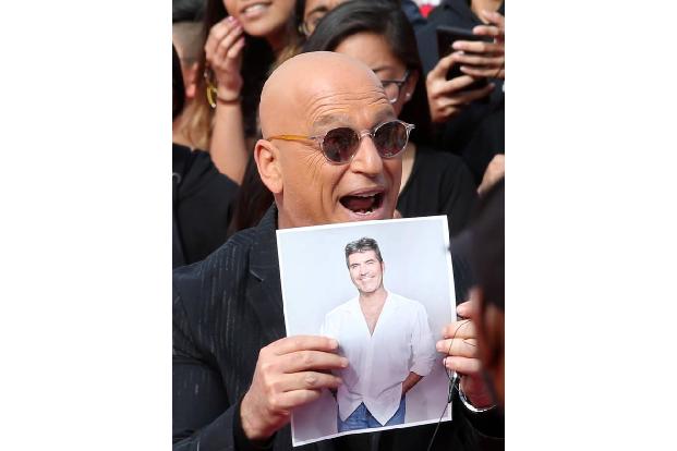 ...fehlte, war Juror Simon Cowell. Doch zum Glück hatte sein Jury-Kollege Howie Mandel ein Foto von ihm dabei - so wurde Sim...