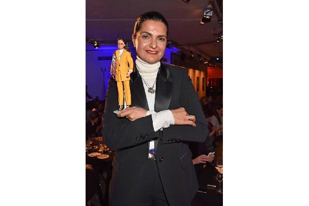 Sie ist die Erste! Die deutsch-iranische Modedesignerin Leyla Piedayesh, Gründerin von Lala Berlin, hält ihren Iconista Awar... Sie ist die Erste! Die deutsch-iranische Modedesignerin Leyla Piedayesh, Gründerin von Lala Berlin, hält ihren Iconista Awar...