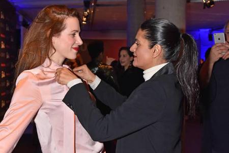...sorgte Leyla nebenbei dafür, dass die Gäste des Events makellos aussahen. Sie zupfte an Schauspielerin Julia Malik herum,...