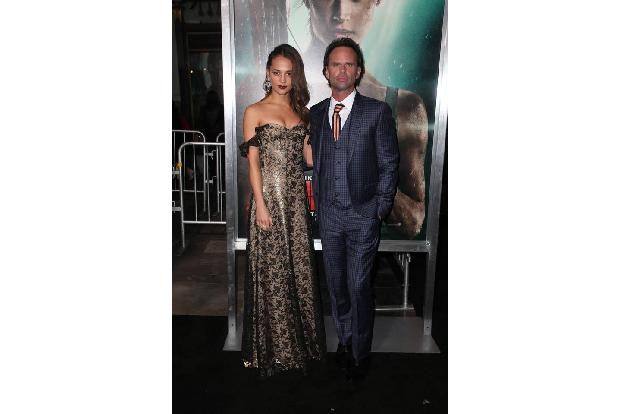 ...Co-Star Walton Goggins zur Hilfe eilte und zusammen mit Alicia posierte. Sie war jedoch nicht die einzige Frau, die Walto...