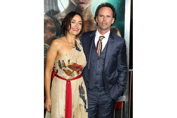 ...seine Ehefrau Nadia Conners ließ es sich nicht nehmen, ein Erinnerungsfoto von der 'Tomb Raider'-Premiere knipsen zu lass...