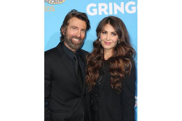 ...zeigten sich auch diese beiden auf dem roten Teppich: Schauspieler Sharlto Copley mit seiner Frau Tanit Phoenix. Sharlto ...