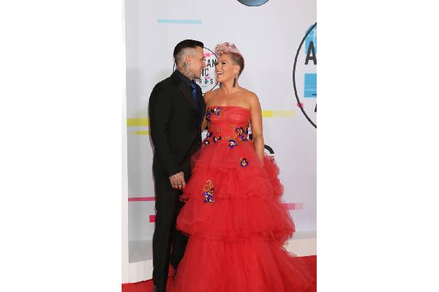 ...schien auch für Pink und Corey Hart ursprünglich nicht die beste Idee gwesen zu sein, denn nach nur 21 Monaten als Ehepaa...