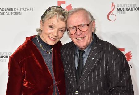 ...wurde Klaus Doldinger zuteil, der mit seiner Partnerin Inge Beck kam. Der legendäre Jazzmusiker wurde für sein Lebenswerk...