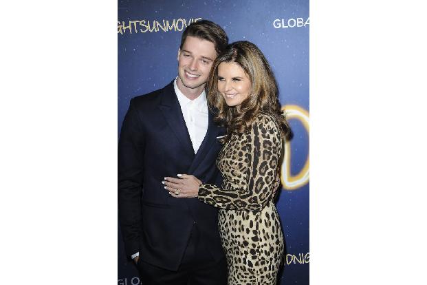 ...der Journalistin Maria Shriver, die ihren Großen voller Stolz auf den roten Teppich des ArcLight Hollywood Theatre in Los...