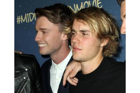 ...das ist: Niemand Geringeres als Pop-Megastar Justin Bieber unterstützte Patrick Schwarzenegger auf dem Red Carpet. Zugege...