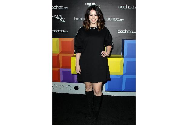 ...kam TV-Starlet Jillian Rose Reed aus: Ihr schwarzes Contrast Lace Up Eyelet Sweat Dress kostet im Shop 30 Euro und schmei...