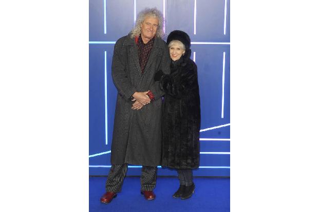 ...Brian May von Queen sicherlich nicht vor. Der wollte mit seiner Frau Anita Dobson nur von dem Science-Fiction-Spektakel g...