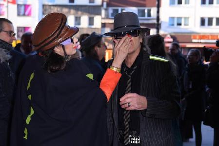 Ist er es wirklich? Der Held des Abends, der seine Fans ab sofort mit der Ist er es wirklich? Der Held des Abends, der seine Fans ab sofort mit der