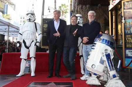 ...war auch R2-D2 zugegen! Nicht zu vergessen Marks 'Star Wars'-Kollegen Harrison Ford, der sich in der Rolle des Han Solo u...