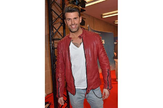 ...hatte auch Jay Khan, der in einer stilvollen roten Lederjacke zur Premiere kam. Seiner Stimmung tat die fehlende weiblich...