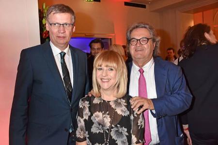 ...führte Vollprofi Günther Jauch, der nur zu gern mit den unterschiedlichsten Gästen für Fotos posierte. Hier etwa lächelt ...