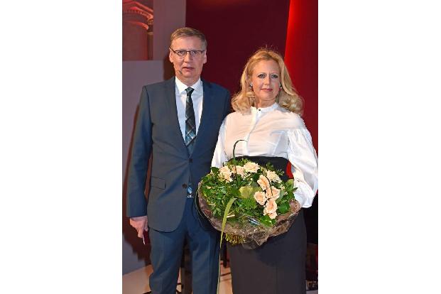 ...begrüßt er sicherlich auch seine Kollegin Barbara Schöneberger - die beiden kennen und schätzen sich seit Jahren. Ebenfal...