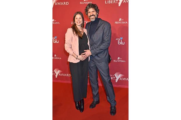 ...sorgte 'Tatort'-Star Pasquale Aleardi mit seiner Frau Petra, bei der es bald soweit sein dürfte. Das Paar erzieht bereits...