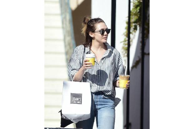 Gestern in Los Angeles: Eine Modekennerin schlendert mit zwei Kaffees in der Hand über die Straße. Nichts Besonderes, denken... Gestern in Los Angeles: Eine Modekennerin schlendert mit zwei Kaffees in der Hand über die Straße. Nichts Besonderes, denken...