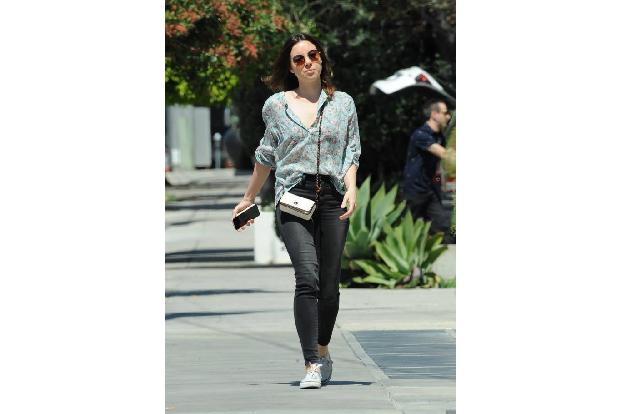 ...zeigte sich am gleichen Tag ein beinahe identisches Bild: Hier war es Comedy-Star Aubrey Plaza, die in L.A. durch eine si...