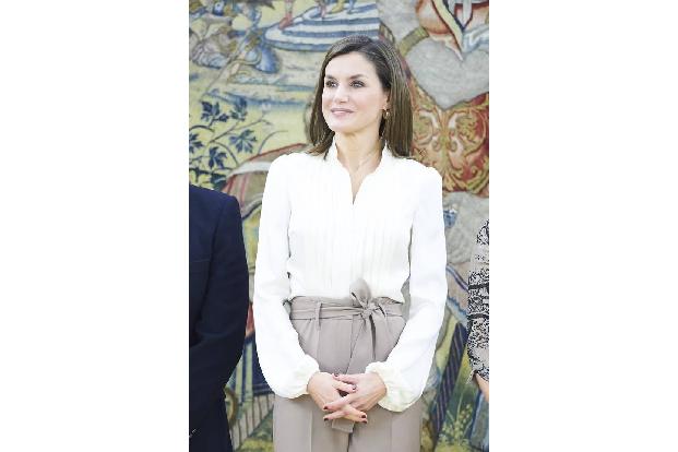 ...richtig royal werden! Kombinieren Sie einfach statt einer Jeans eine Stoffhose und schon wirken Sie so chic wie Königin L...